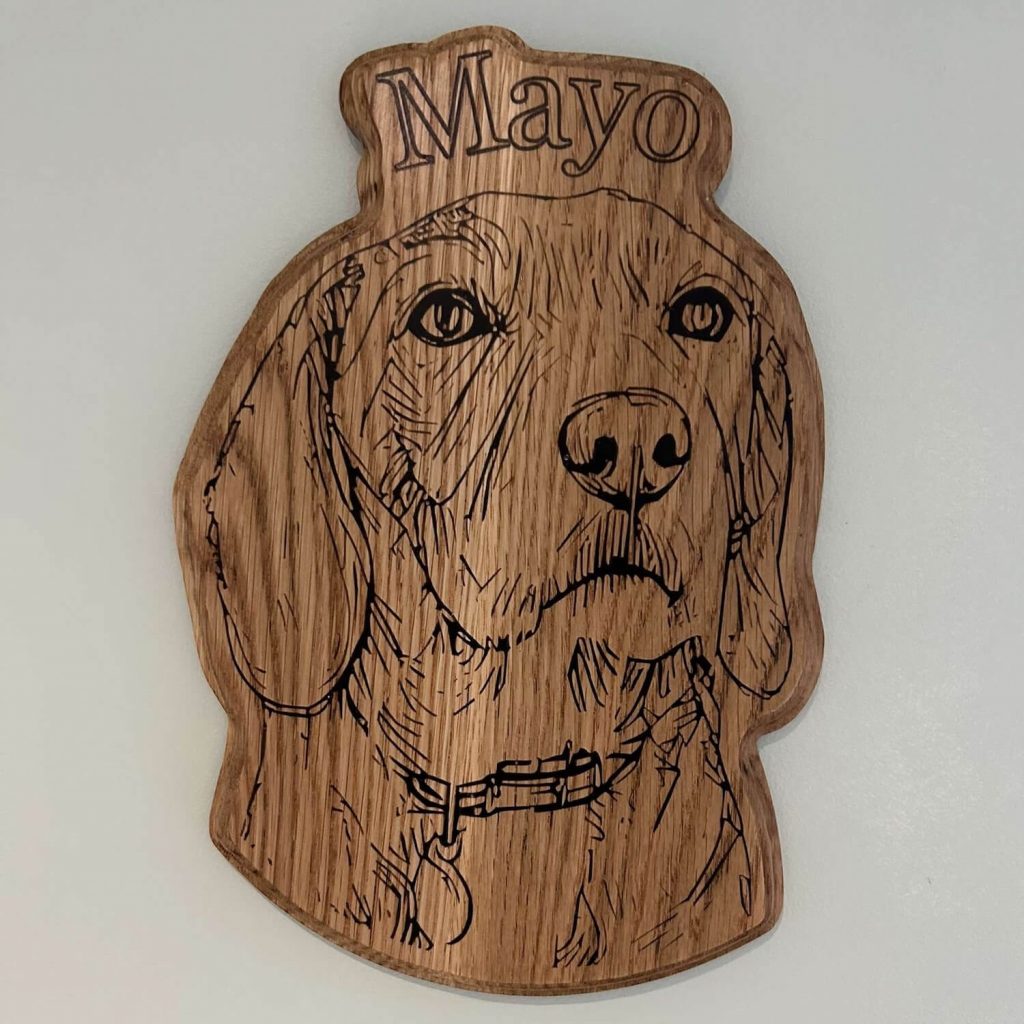 Custom pet portrait plaque UK – engraved wooden dog memorial in oak, personalised with name Mayo – handmade wooden pet gift.