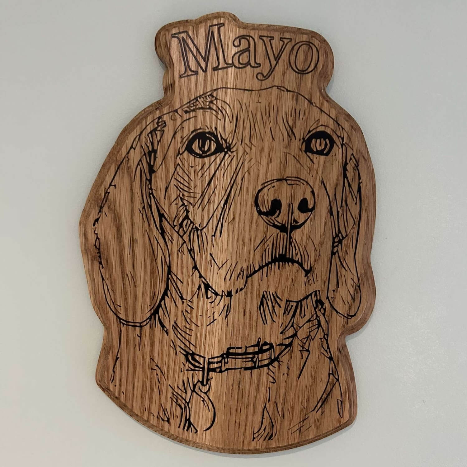 Custom pet portrait plaque UK – engraved wooden dog memorial in oak, personalised with name Mayo – handmade wooden pet gift.