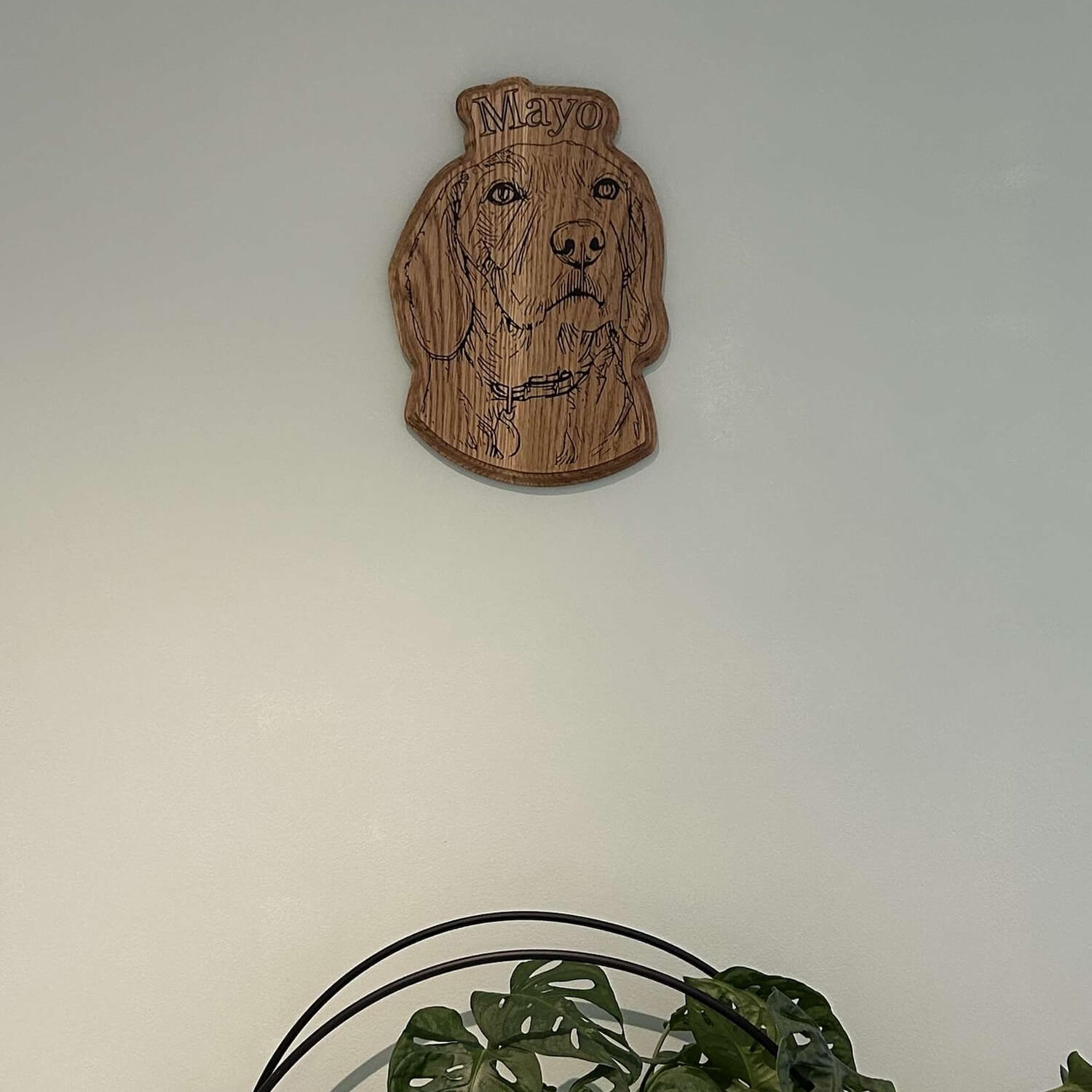 Engraved wooden dog plaque UK – custom oak pet wall sign featuring dog portrait.